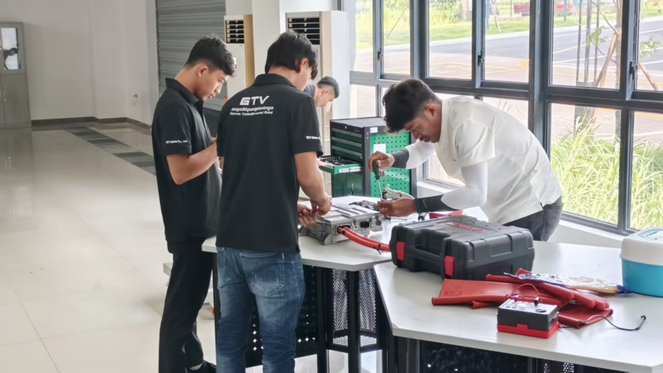 中柬“渝车工坊”汽车技术培训班举办 28名柬埔寨技术管理人员参加_fororder_图片2