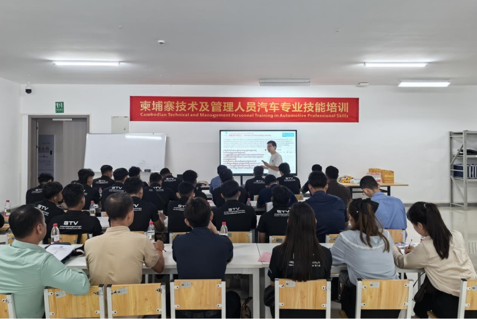 中柬“渝车工坊”汽车技术培训班举办 28名柬埔寨技术管理人员参加_fororder_图片1